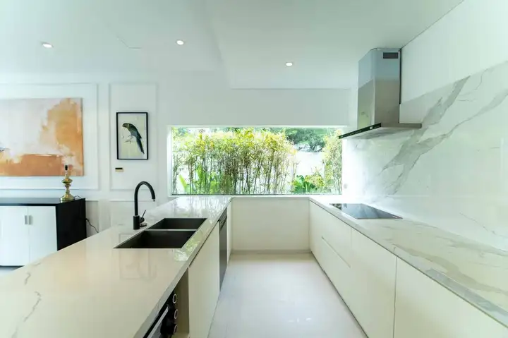 Вилла 3 этажа, 3 спальни, 4 WC, 650 м²