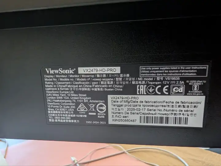 Стол, офисный стул, клавиатура и мышка Philips, ковер, монитор ViewSonic