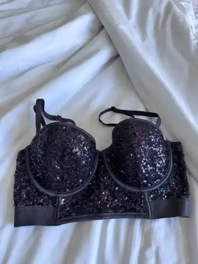 Распродажа вещей: гвозди садху, костюм спортивный Victoria's Secret, колоды таро, набор для чайных церемоний
