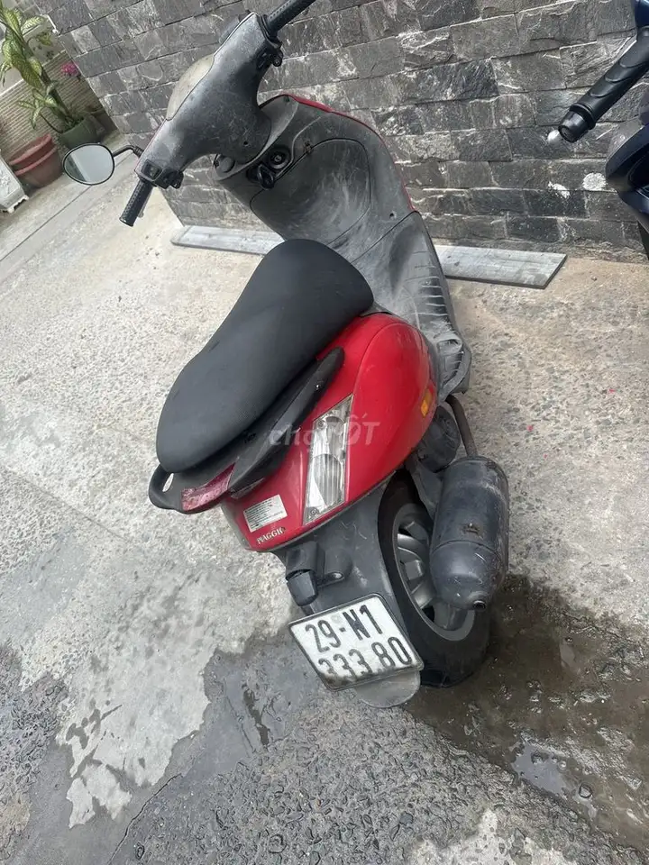 Женский красный скутер Piaggio Vespa