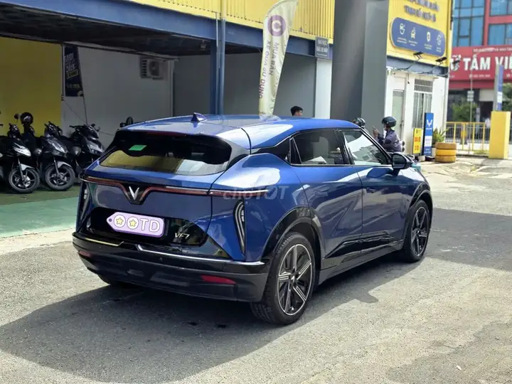 Vinfast VF7 Plus AWD 2024 темно-синий