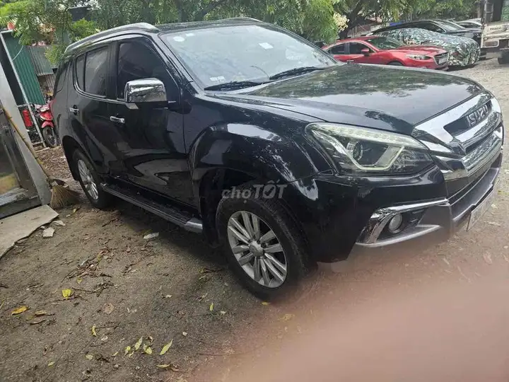 Isuzu Mu-X Limited, дизель, черный, 4WD, АКПП