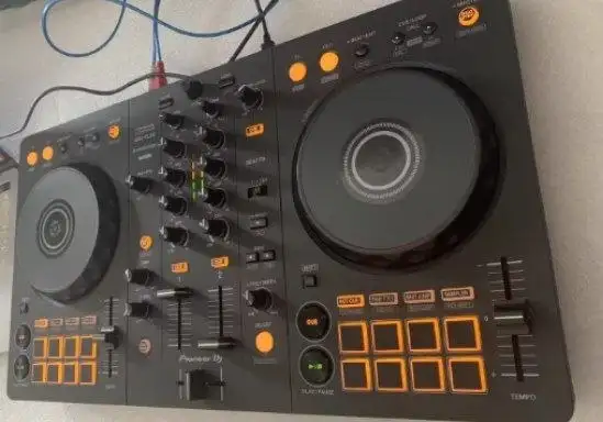 Контроллер Pioneer DDJ-FLX4 с наушниками