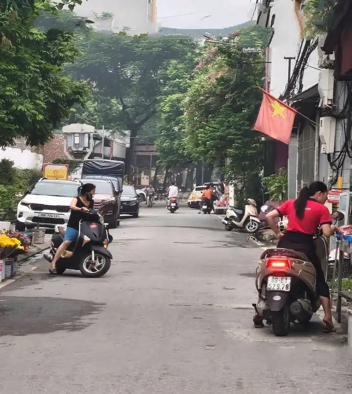 Bán nhà mặt phố Trạm, Long Biên, 120m2, MT 5m, dòng tiền