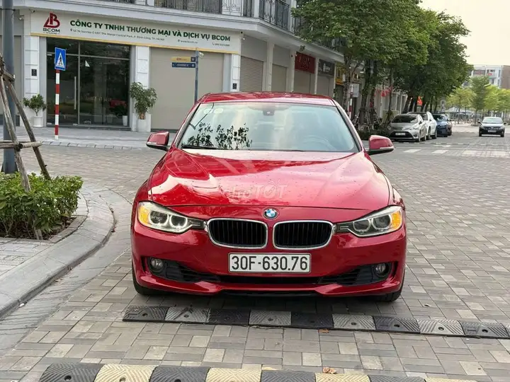 BMW 320i 2014 красный 90 000 км