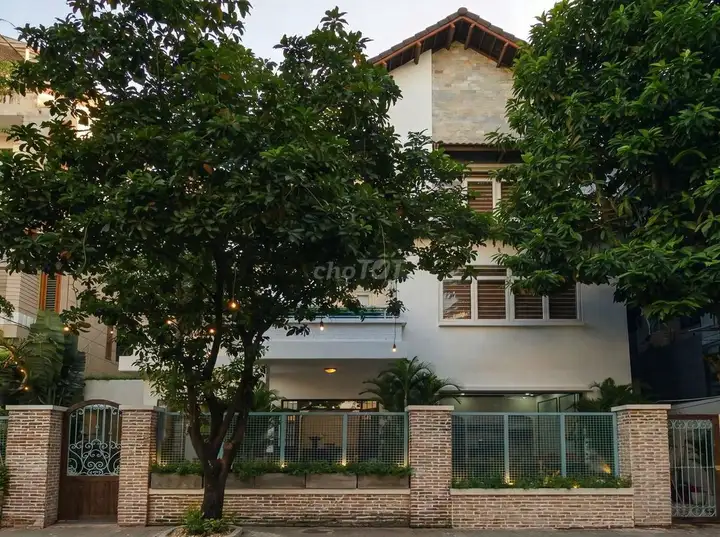 Сдается вилла Hoa Mai QPN 16x18м, элитный район, большая площадь