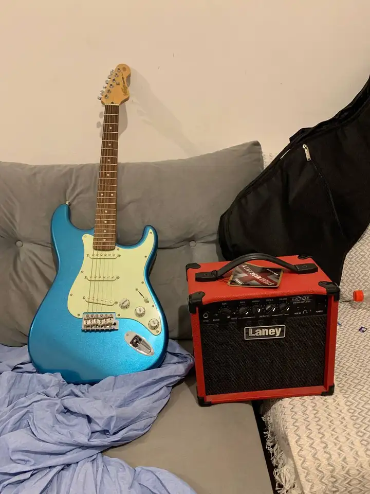 Электрогитара Vintage Coaster V60 и комбик Laney LX15
