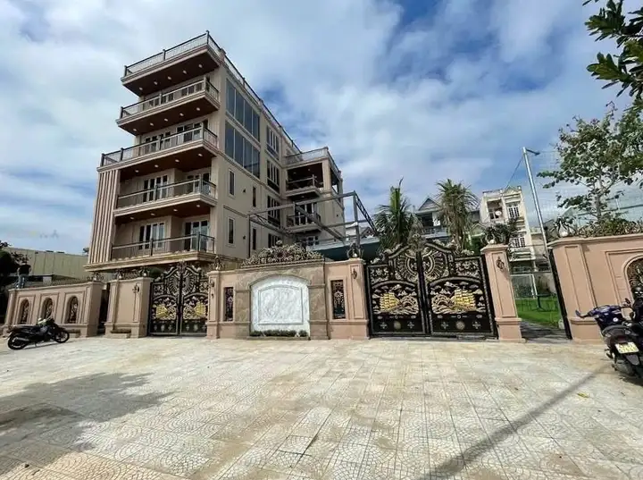 Вилла 5 этажей, 8 спален, 9 ванных комнат