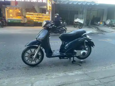 Синий скутер Piaggio Liberty