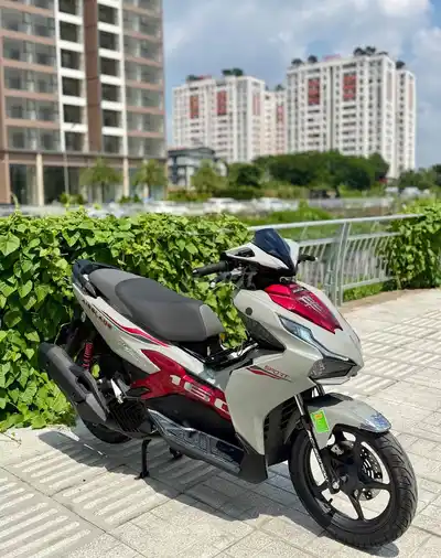 Honda Air Blade 160 2025, серо-красный