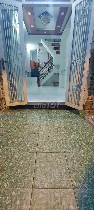 Новый красивый дом, машина у дома, рядом с рынком Тхать Да, 4 спальни