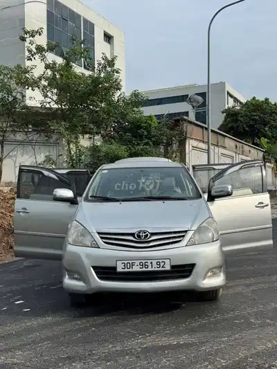 Toyota Innova G 2011 Серебристый