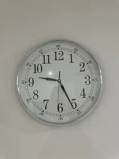 Стеллаж, корзина для белья, часы, дождевик детский, подушки
