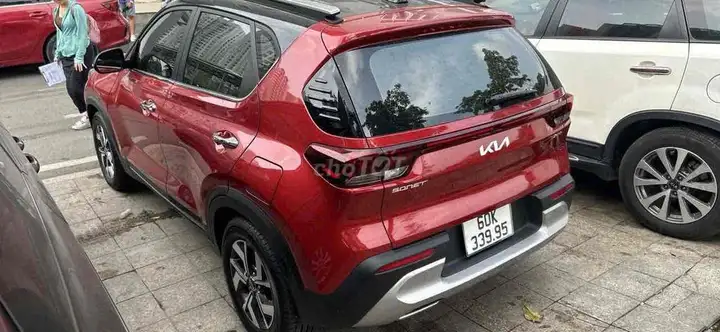 Kia Sonet Luxury 2023, красный, 50 000 км