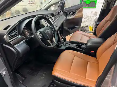 Toyota Innova G 2018 механика серебристая 7 мест