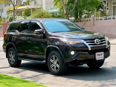 Toyota Fortuner 2019 цвет Рубин — коричневый салон