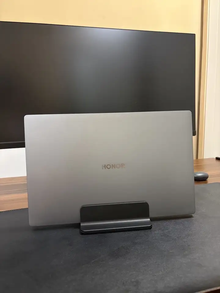 Комплектующие для рабочего места: монитор ViewSonic VA3456, стол, подставка, держатель