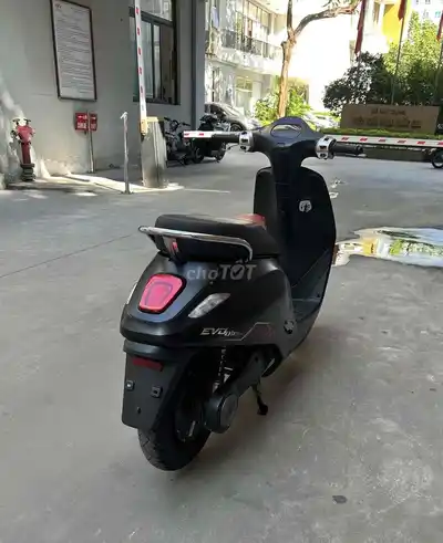 Черный электрический скутер VinFast Evo Lite Neo