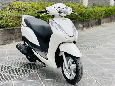 Honda Lead 125 2017 белого цвета, красивый скутер, документы на мне