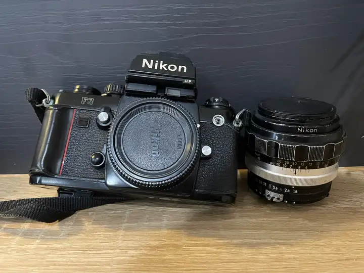 Nikon F3 с объективом Nikkor-H Auto 85mm f/1.8