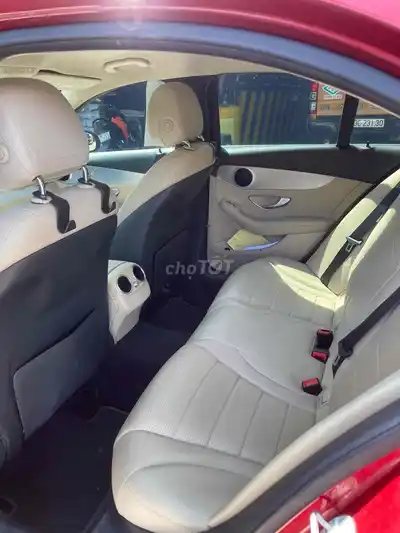 Mercedes-Benz C-Class красного цвета