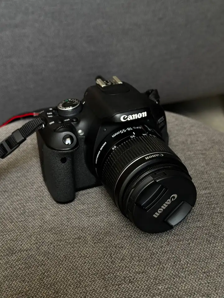 Зеркальный фотоаппарат Canon EOS 600D с объективом Canon EF-S 18–55mm f/3.5–5.6 IS II