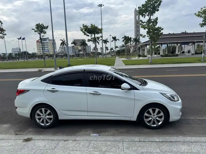 Hyundai Accent белый автомат 5 мест