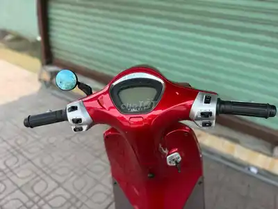 Электрический скутер VinFast EVO 200 красный 2024