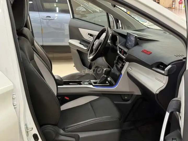 Toyota Veloz Cross, 7 мест, белый