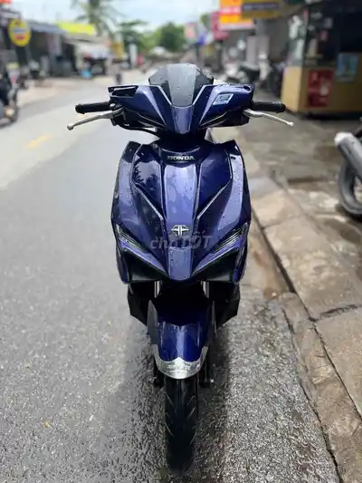 Синий скутер Honda Air Blade 2017
