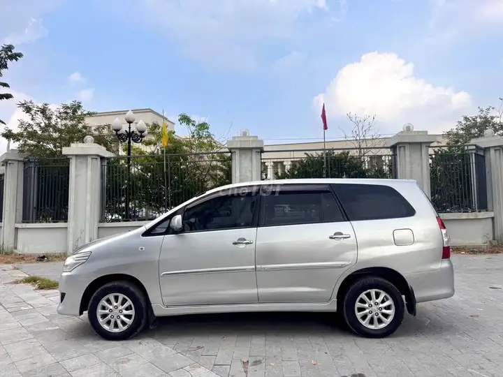 Toyota Innova 2.0G AT 2012 Серебристый