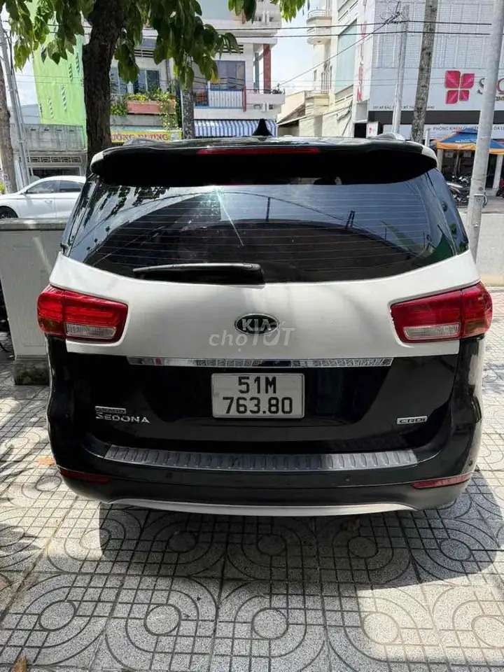 Kia Grand Sedona MPV 7 мест черно-белый