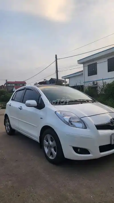 Toyota Yaris, 5 мест, белый