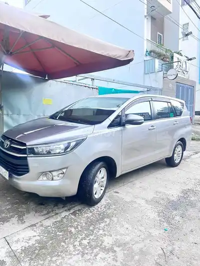 Toyota Innova G 2018 Серебристая бензиновая 7-местная