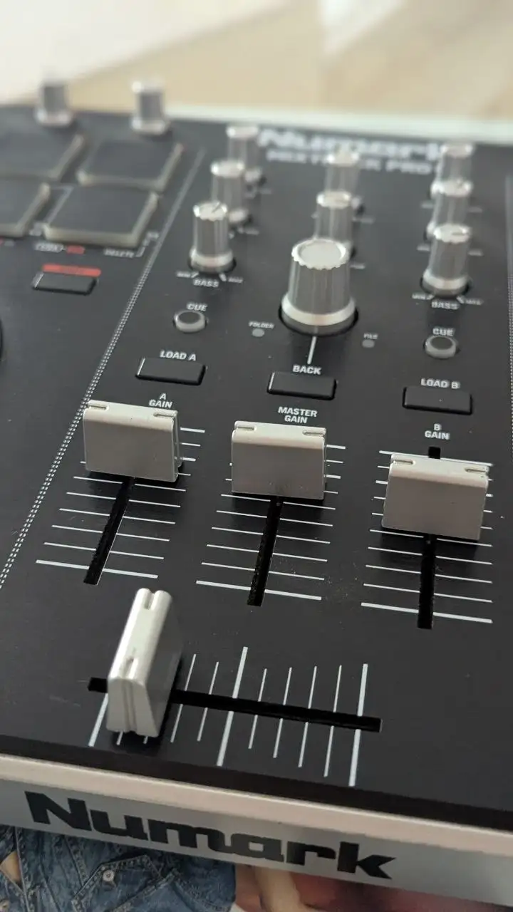 DJ-контроллер Numark Mixtrack Pro II