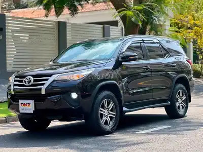 Toyota Fortuner 2019 цвет Рубин — коричневый салон