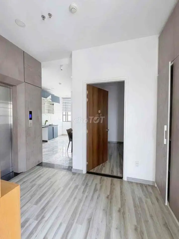 Угловой таунхаус на главной улице в районе Cityland Park Hill, Ward 10