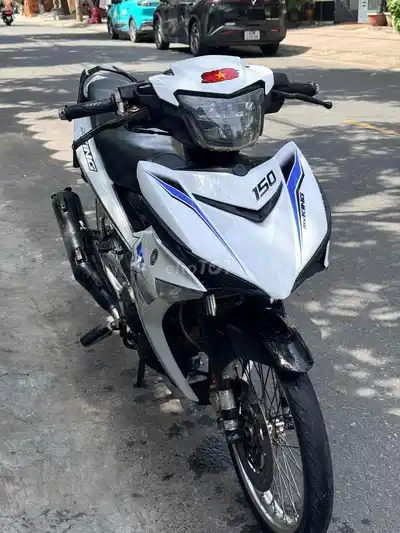 Модифицированный Yamaha Exciter 150 с номерами 75 и родным тихим мотором