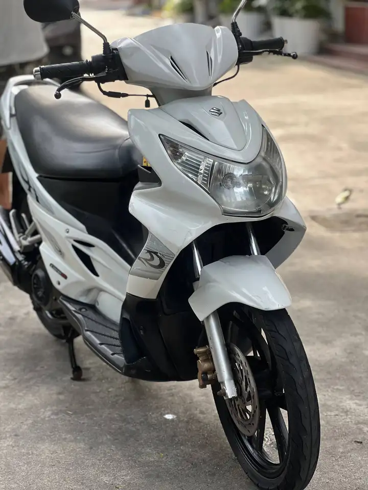 Скутеры Yamaha Nouvo 2 и Suzuki Hayate