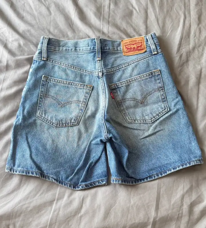 Levi's 94 Baggy Shorts, футболка Slavic Face, топ H&M, брюки Uniqlo