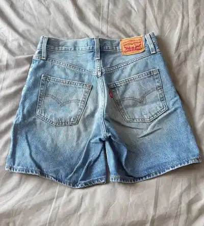 Levi's 94 Baggy Shorts, футболка Slavic Face, топ H&M, брюки Uniqlo
