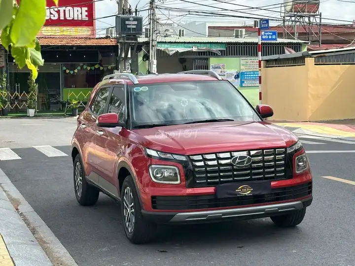 Hyundai Venue красный