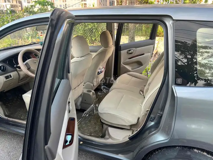 Nissan Grand Livina 2011