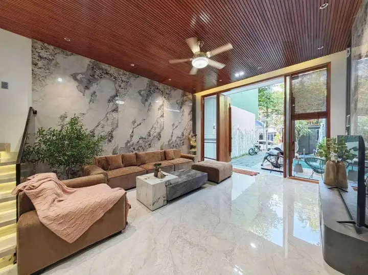 Дом 3 этажа, 4 спальни, 100 м²