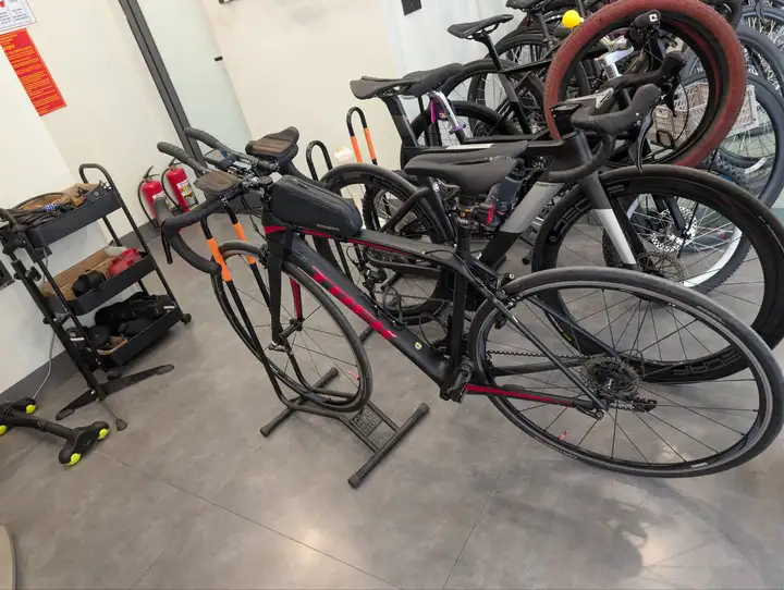 Гоночный велосипед Trek Emonda SL5, велостанок Magene T500, педали Magene P715S