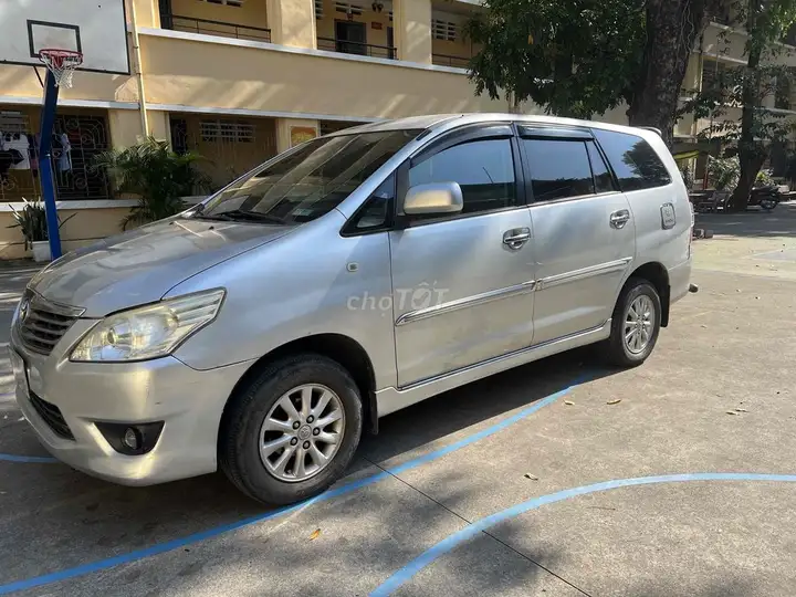 Toyota Innova 2013 серебристый 130 тыс. км