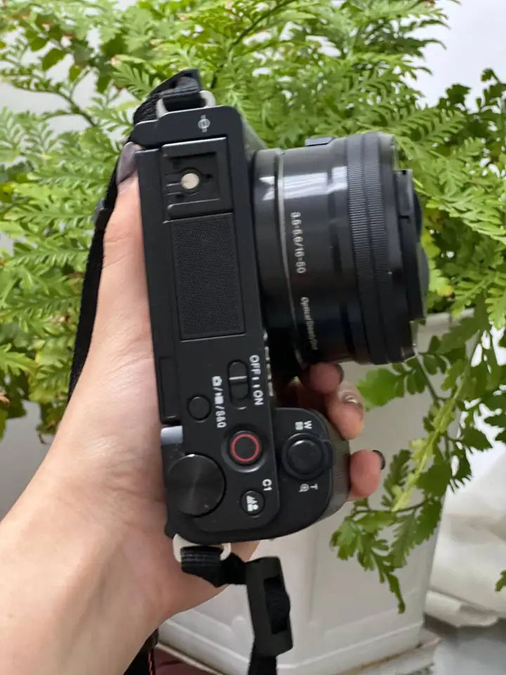 Sony ZV-E10 с китовым объективом 16–50 мм