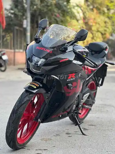 Suzuki GSX 150R 2020 черно-красный