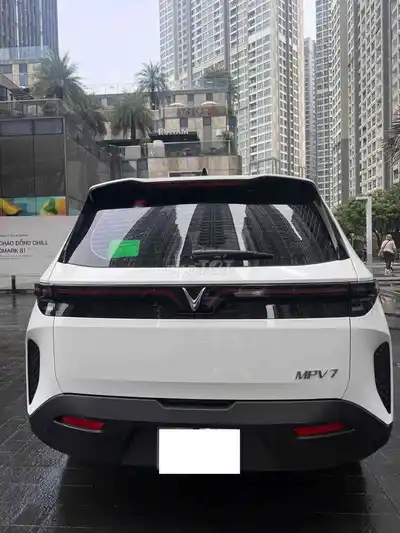 Vinfast VF7 электрический белого цвета