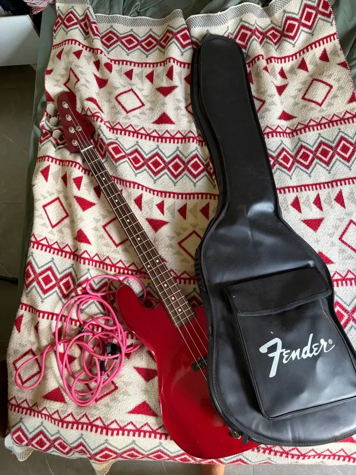 4-струнная бас-гитара + чехол Fender + кабель